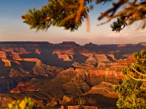 Vườn quốc gia Grand Canyon, bang Arizona, Mỹ: Nơi đây có những hẻm núi với đủ màu sắc từ nâu, đỏ, cam tới vàng tạo nên một khung cảnh rực rỡ và kỳ thú dưới ánh mặt trời.